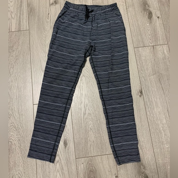 Lululemon on the fly pants 7/8 27” size 2 - Picture 1 of 6